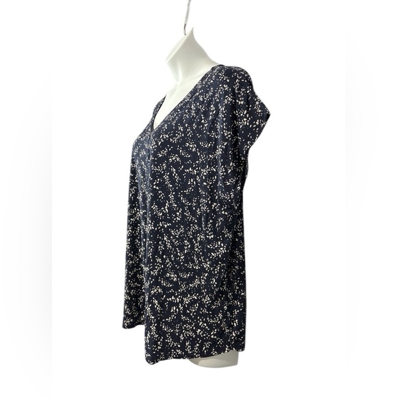NWOT, Reitmans, Plus Size Floral V-Neck Blouse, 3X, Navy & White - Picture 6 of 8